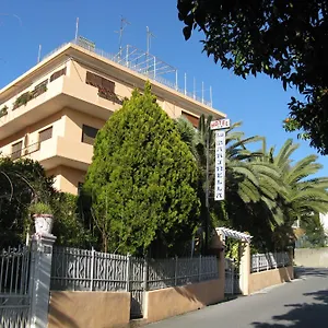 albergo-la-marinella.hotelitalianriviera.com/